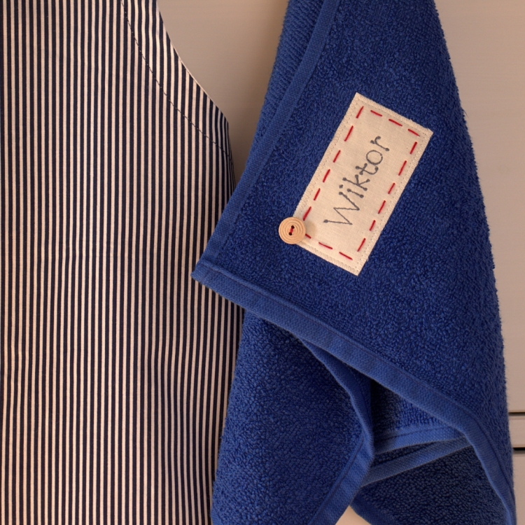 granatowy ręcznik do przedszkola z imieniem