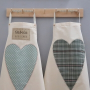 zestaw rustykalnych fartuchow kuchennych z haftem na preznt slubny.JPG