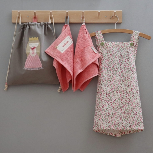 zestaw do predszkola worek z ksiezniczka rozowy recznik fartuszek.JPG