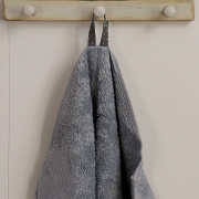 szary ręcznik do przedszkola z imieniem