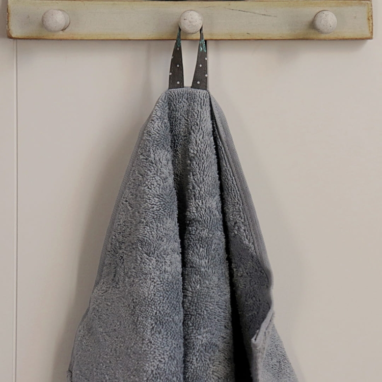 szary ręcznik do przedszkola z imieniem