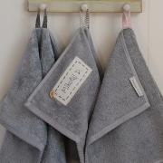 szary ręcznik do przedszkola z imieniem