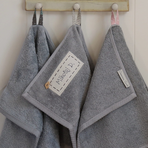szary ręcznik do przedszkola z imieniem