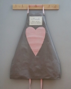 rustykalny fartuch kuchenny z sercem na Walantynki.JPG