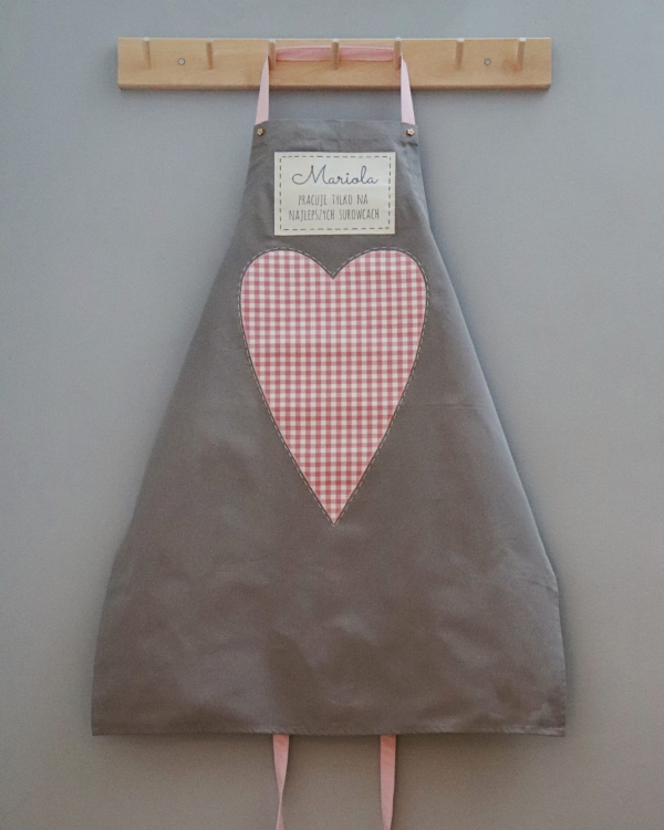 rustykalny fartuch kuchenny z sercem na Walantynki.JPG