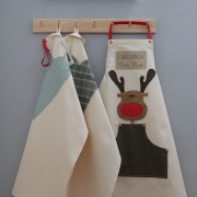 swiateczny fartuch kuchenny z reniferem.JPG