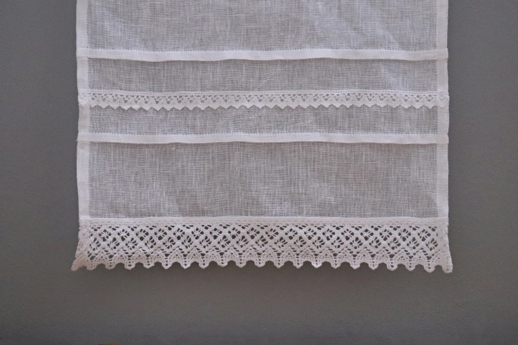 firana RUSTICO - zazdrostka zdobiona koronkami i subtelnymi zakładkami