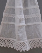 firana RUSTICO - zdobiona koronkami i zkładkami