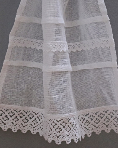 firana RUSTICO - zdobiona koronkami i zkładkami