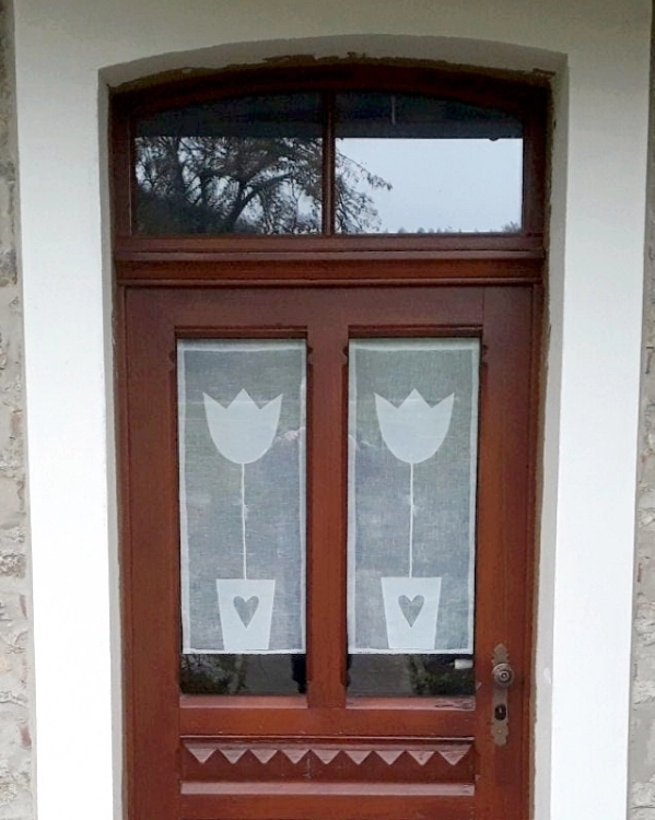 lniane-firanki-panelowe-tulipan-proste-drzwi.jpg