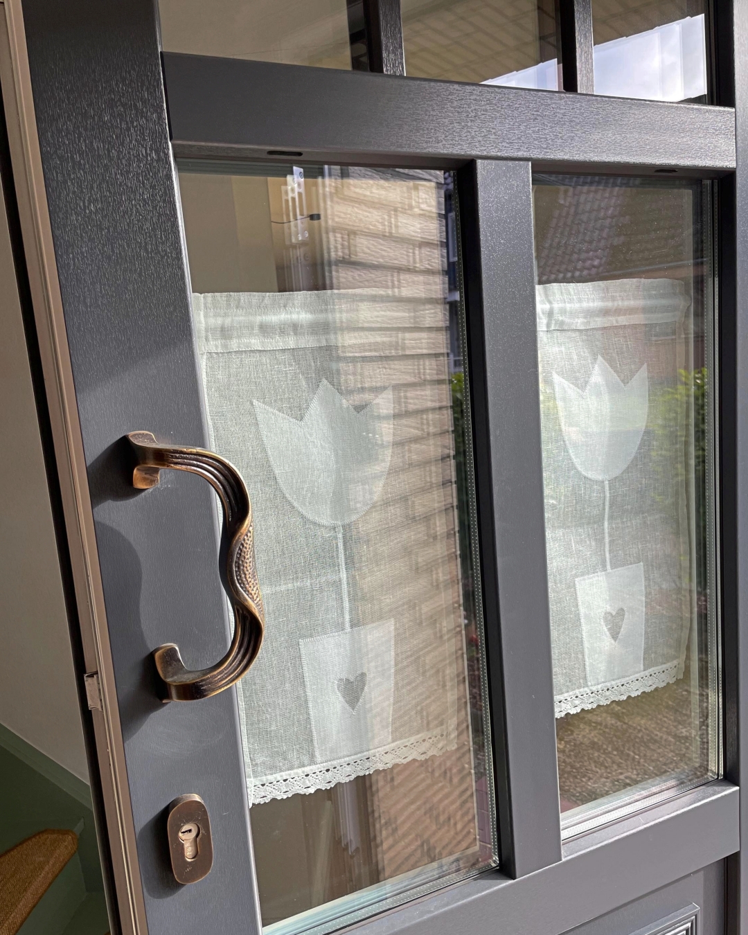 firanka TULIPAN - widok na zewnątrz