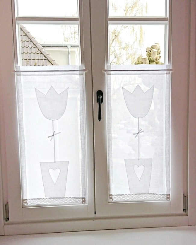 firanka TULIPAN - na oknie w salonie